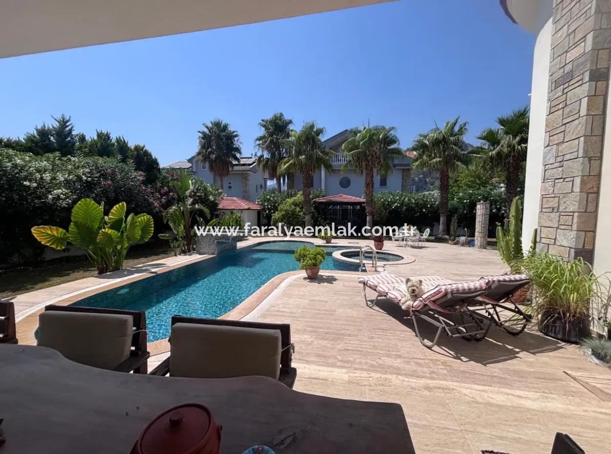 Dalyan Maraş'da Köşebaşında 980M2 Arsa İçin'de 5+1 Satılık Villa