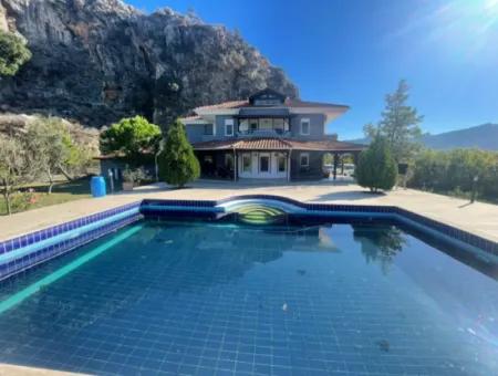 Dalyan Gülpınar'da 6000M2 Arsa İçerisinde 4+2 Satılık Villa
